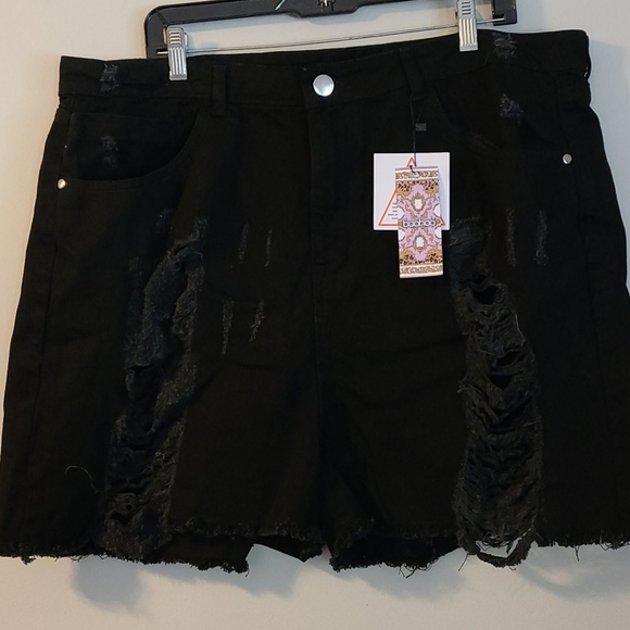Boohoo Pants - New Boohoo distressed black denim shorts